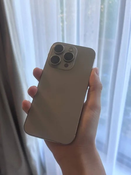 iPhone 15 Pro 256GB — remote control, cellular telephone