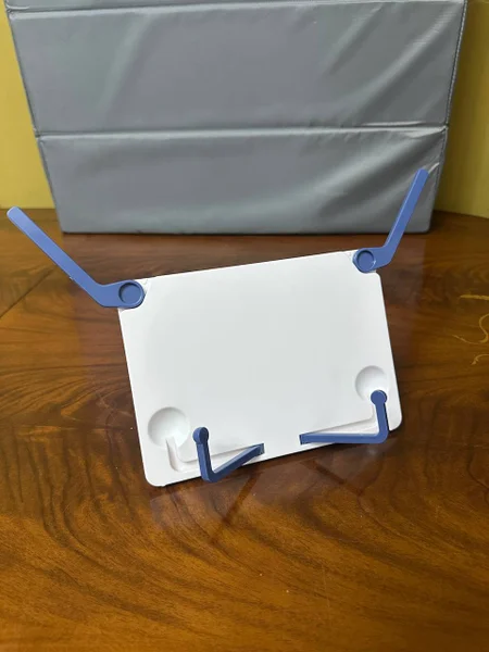 Игрушки и подставка для книг — folding chair, modem