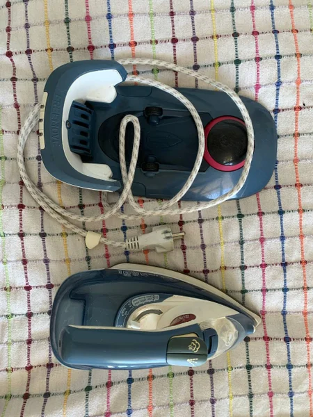 Утюг с беспроводной станцией — crash helmet, CD player