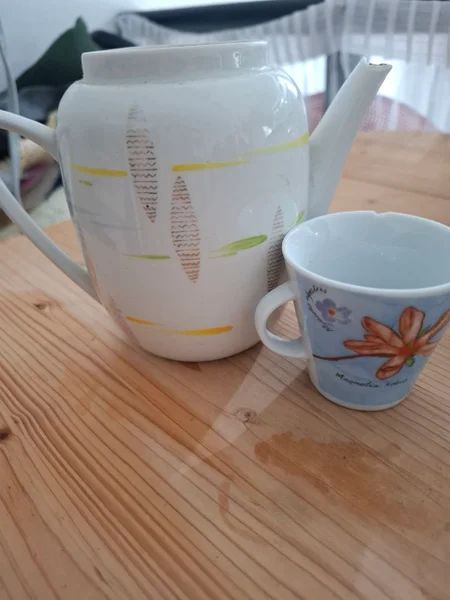 Кружка и мерный стакан — coffee mug, measuring cup