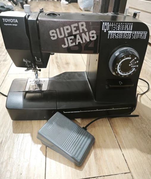 Швейная машина Toyota Super Jeans 34 — sewing machine