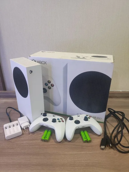 Xbox Series S 512 GB + 2 геймпада — loudspeaker, space heater