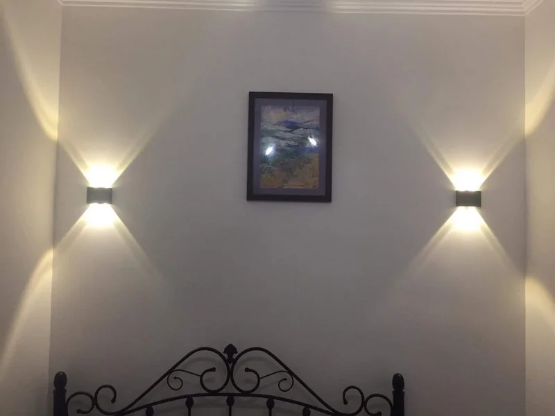 Настенные часы, спот и абажур — wall clock, spotlight, lampshade