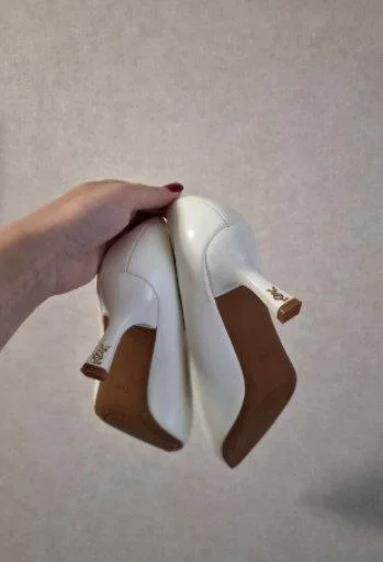 Белые туфли на каблуке — nipple, pencil sharpener, soap dispenser
