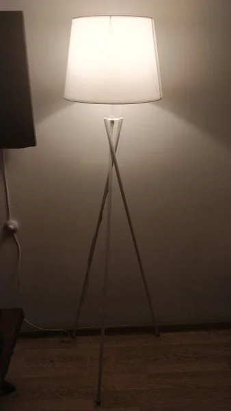 Напольный торшер — lampshade, tripod, spotlight