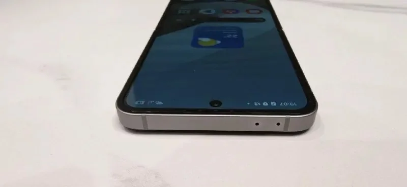 Samsung Galaxy Z Flip 6 12/256 GB — modem, iPod