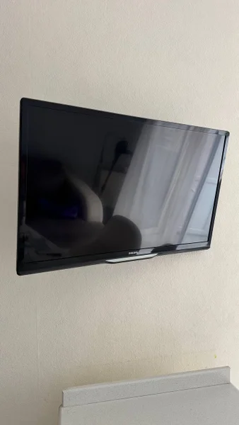 Телевизор Philips 32 дюйма с кронштейном — car mirror, window screen