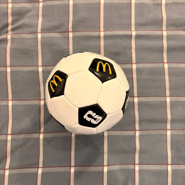 Небольшой футбольный мяч — soccer ball