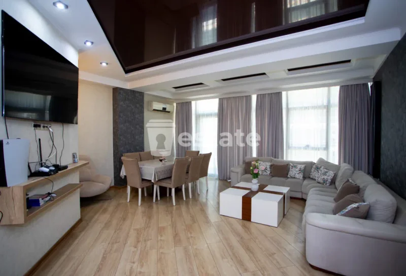 Просторная 3+1 квартира возле Batumi Mall — patio, sliding door, window shade
