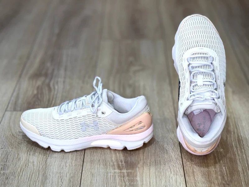 Женские кроссовки Under Armour Charged Intake — running shoe