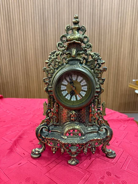 Кресло-трон — wall clock, throne, analog clock