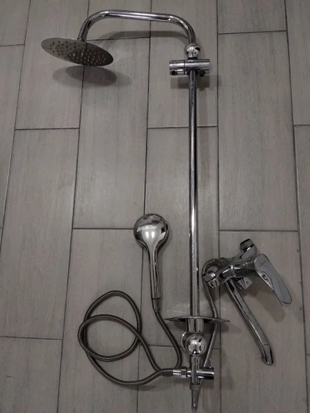 Тропический душ с душевой лейкой и краном б/у — stethoscope, can opener