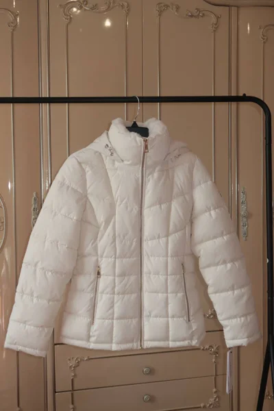 Куртки Calvin Klein и Levi's новые — fur coat, lab coat