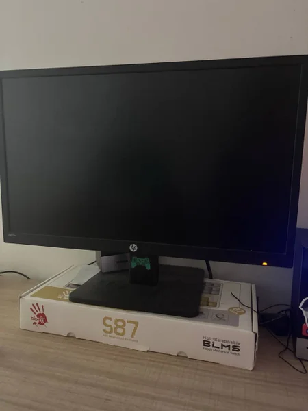 Набор: Монитор 144Hz, компьютерное кресло и bluetooth-колонки — monitor, desktop computer, screen