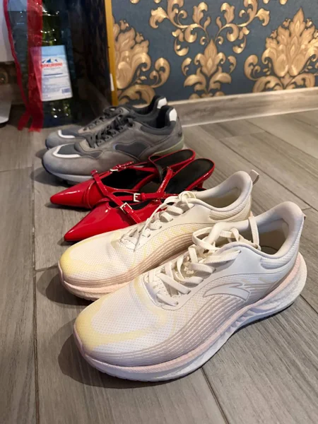 Обувь серая (размер 42) и женская (размер 38) — running shoe, shoe shop