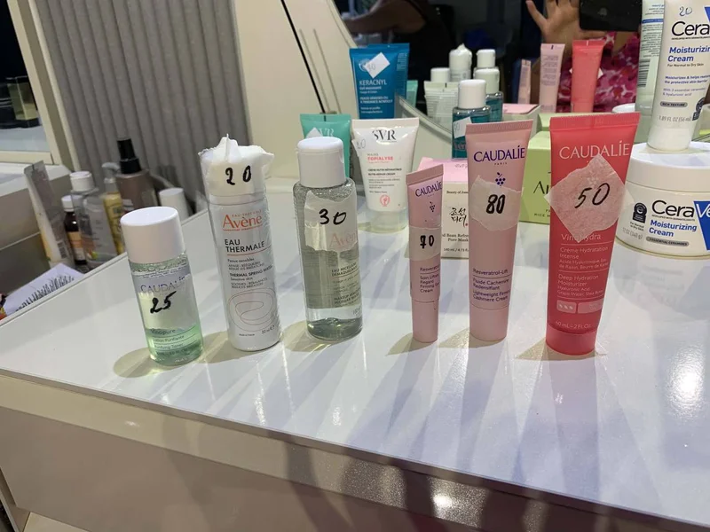 Набор косметики и средств ухода — lotion, hair spray, sunscreen