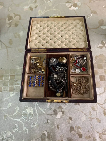 Старинная шкатулка — lighter, thimble