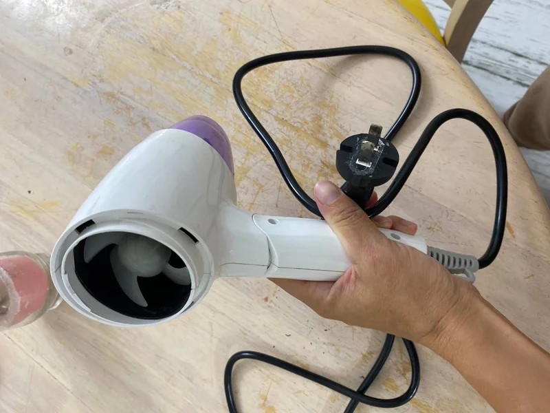 Рабочий фен — gasmask, oxygen mask, hand blower