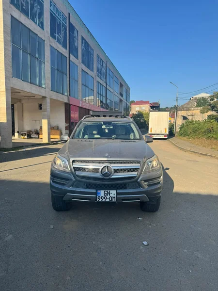 Mercedes-Benz GL 450 — beach wagon, grille