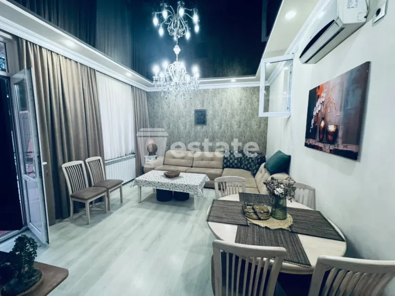 Частный дом 2 этажа, Бараташвили 41 — patio, dining table, studio couch