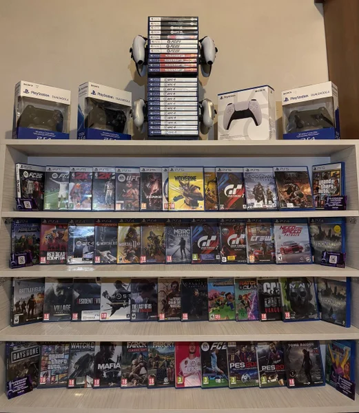 Игровая приставка PlayStation с дисками и контроллерами — toyshop
