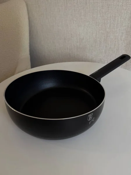 Сковородка новая — frying pan