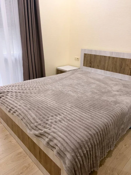 Кровать 160x200 см с двумя прикроватными тумбами — quilt