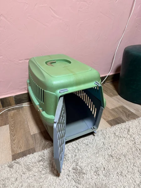 Переноска для собак и кошек б/у — projector, space heater