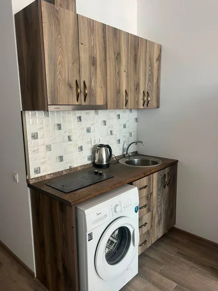 Кухня от застройщика — washer, microwave, toaster