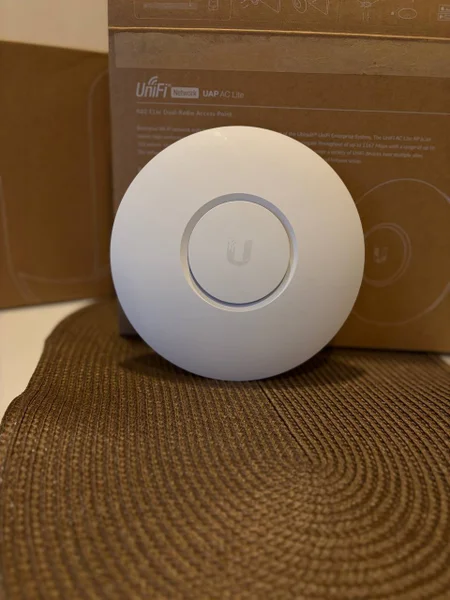 Wi-Fi точка доступа Ubiquiti UniFi UAP-AC-Lite