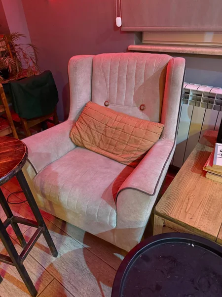 Студийный диван и кресло-качалка — studio couch, quilt, rocking chair