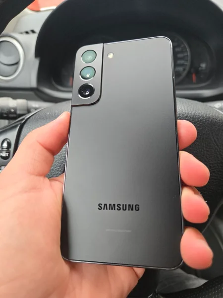 Samsung Galaxy S22 Snapdragon — cellular telephone, remote control, mouse