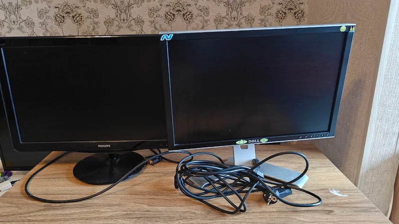 Два монитора — monitor, desktop computer, screen
