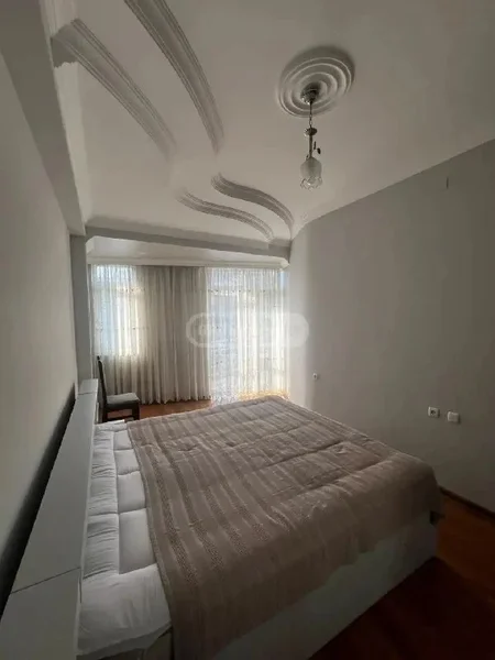 Квартира 2+1, 90 м², ул. Горгиладзе 82 — studio couch, window shade, four-poster