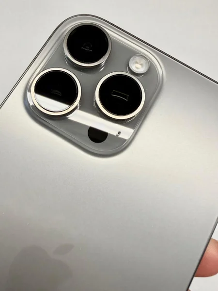 iPhone 16 Pro Max 256 ГБ Natural Titanium — car wheel
