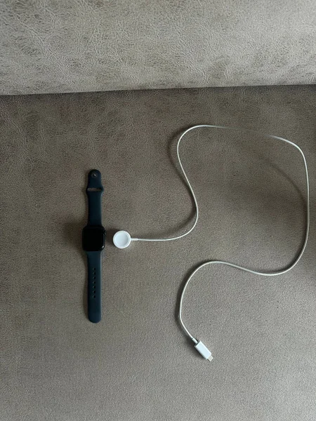 Apple Watch SE 2 — hook, hammer
