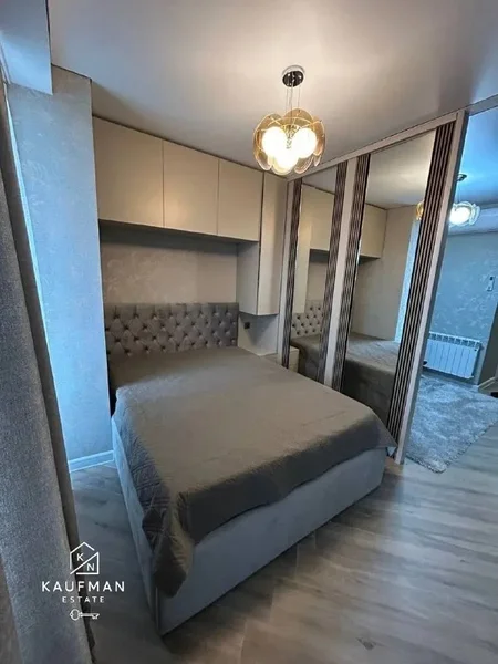 Квартира 1+1, 32 м² — four-poster, studio couch, sliding door