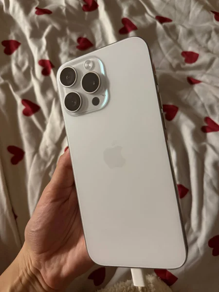 iPhone 16 Pro Max 256GB — iPod, remote control