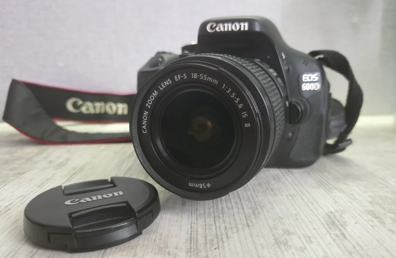 Фотоаппарат Canon EOS 600D с объективом 18-55mm и аксессуарами — reflex camera, lens cap