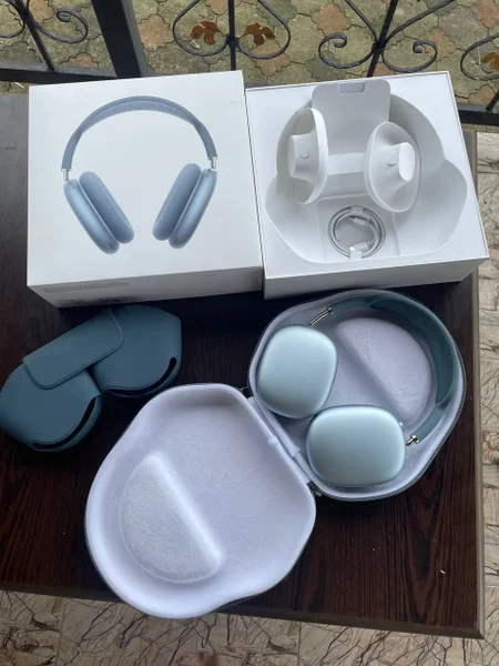 AirPods Max (USB-C) — face powder