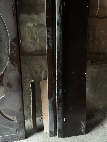 3 двери из массивного каштана с замками и ручками — prison, guillotine