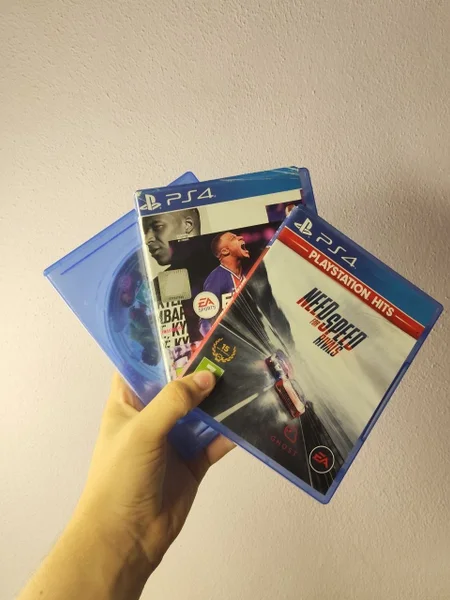 PS4 pro (Cuh-7208b)