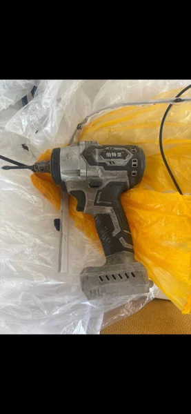 Набор инструментов и электроники: дрель, коммутатор, iPod и модем — power drill