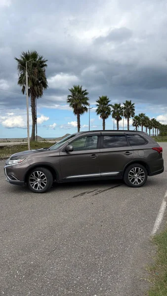 Mitsubishi Outlander SEL 2016 — beach wagon