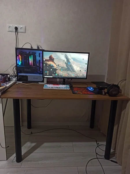 Компьютерный стол — desktop computer, monitor, television