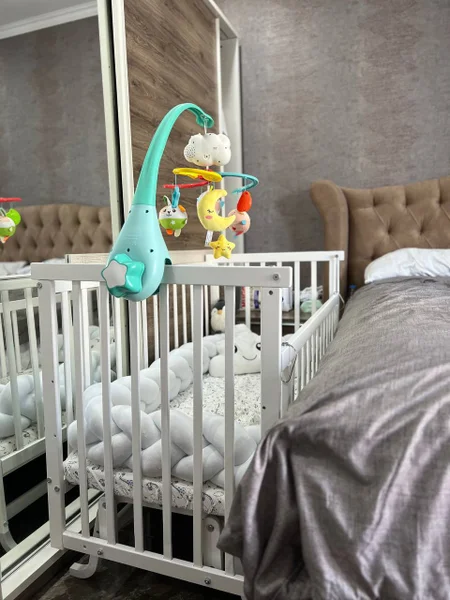 Детская кроватка с маятником и матрасиком — crib