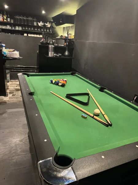 Бильярдный стол — pool table