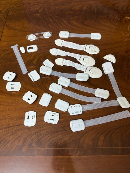 Детские игрушки, блокираторы и защита на мебель — cleaver, pill bottle