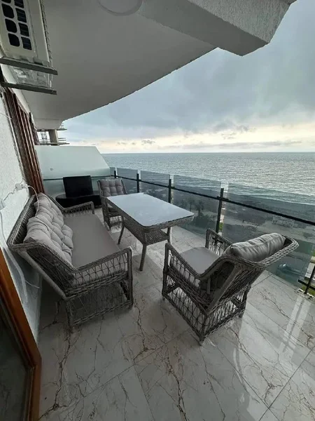 Квартира 1+1 на первой линии — dining table, patio