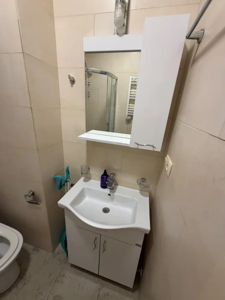 Шкафчик с зеркалом для ванной комнаты — medicine chest, washbasin, soap dispenser